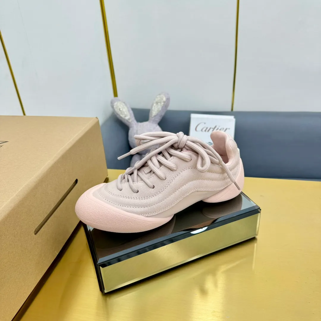 👟👟Ex-factory price 600👟👟 Men's size +10 The latest popular couple model ALEXANDER MCQUEEN/Alexander McQueen 24ss The latest autumn and winter Flexion series retro casual sneakers Original purchase development and production This Flexion Off white tone grain leather low-top sneakers use different sizes of laces and are matched with lightweight segmented soles inspired by anatomy. The reverse skull pattern is embossed on the heel. Fabric: Original customized imported first-layer cowhide. Lining: Customized imported breathable mesh lining. Sole: Original open-molded non-slip TPU material. Size: #Female model 35-40 #Men's model 39-45 (custom-made 45 non-returnable)